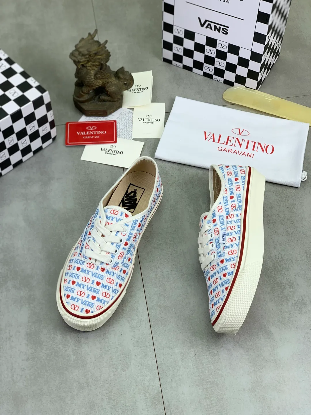 Men's shoes 💰P460 New Valentino❌Wans co-branded Valentino and Vans release new co-branded sneakers, integrating Valentino's Italian high-definition aesthetics and Vans's free and authentic spirit, giving classic shoes a personality that spans the ages. Many stars - Jolin Tsai. Yang Zi. Liu Wen. Ma Baiquan. Choi Soobin. freen. Song Zuer. JJ Lin. zel. Cecilia Cheung. shark. Xin Yunlai...Same style. Female model: 35-42 (41.42 is custom-made and non-refundable) Men's model: 39-46 (45.46 is custom-made and non-refundable)